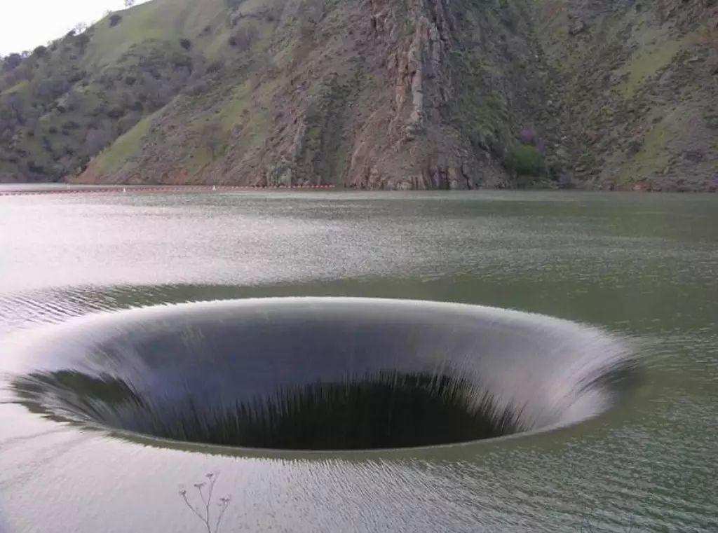 地球破洞|葡萄牙湖面神秘的“地球破洞”是怎么回事？水最终流向了哪里？