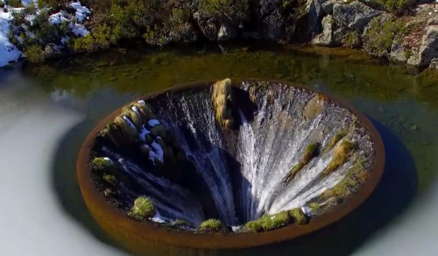 地球破洞|葡萄牙湖面神秘的“地球破洞”是怎么回事？水最终流向了哪里？