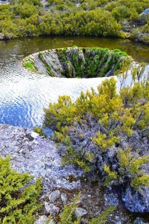 地球破洞|葡萄牙湖面神秘的“地球破洞”是怎么回事？水最终流向了哪里？