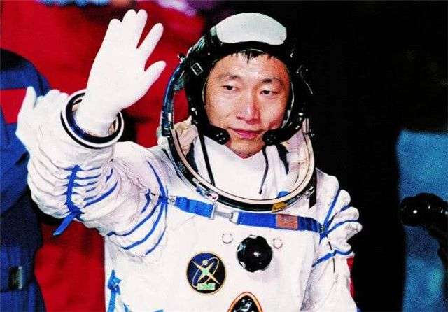 杨利伟|杨利伟进入太空，为什么要佩戴手枪？外星人真的能被手枪消灭吗？