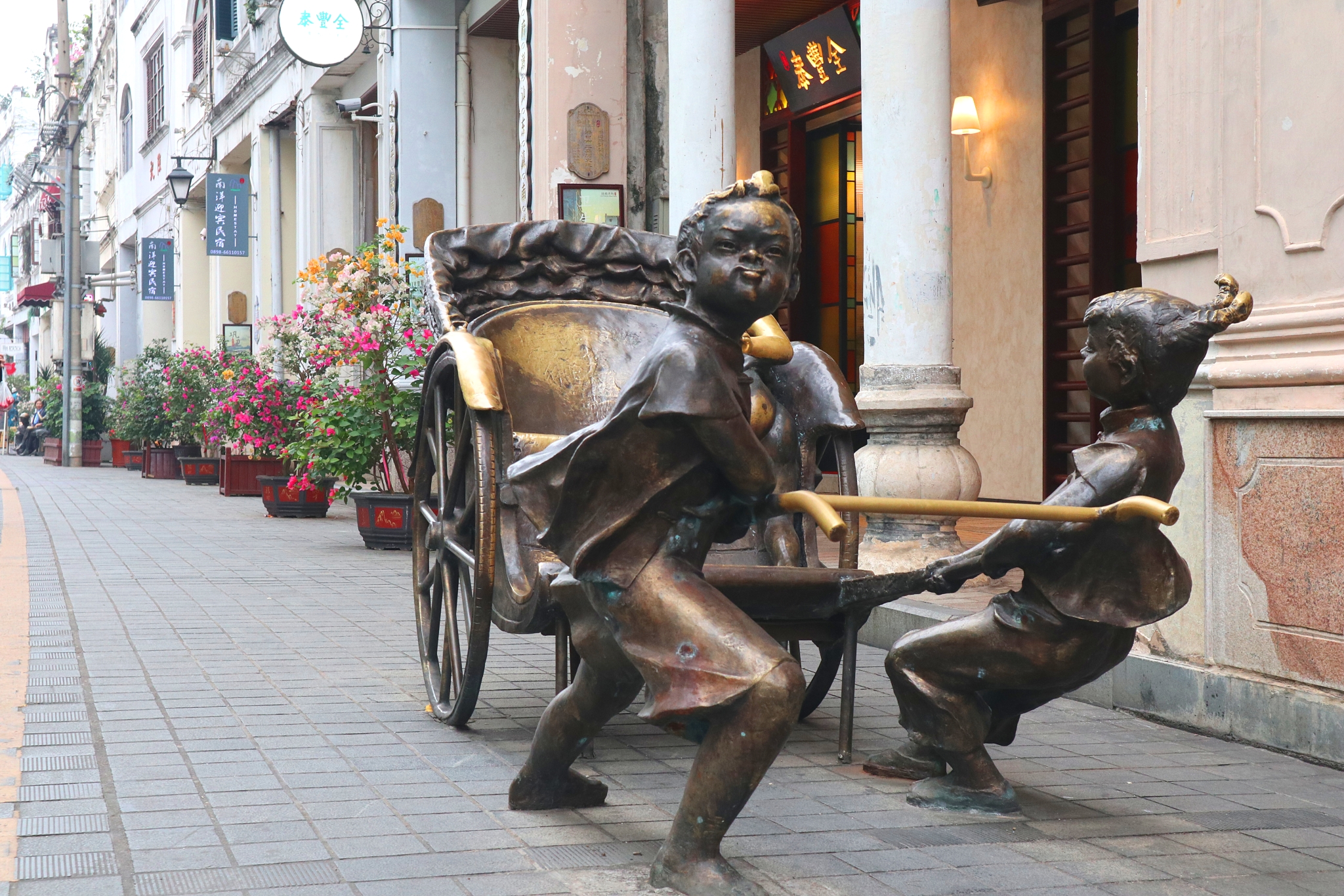 海口骑楼老街的雕塑天后宫前的两组雕塑很特别差点错过