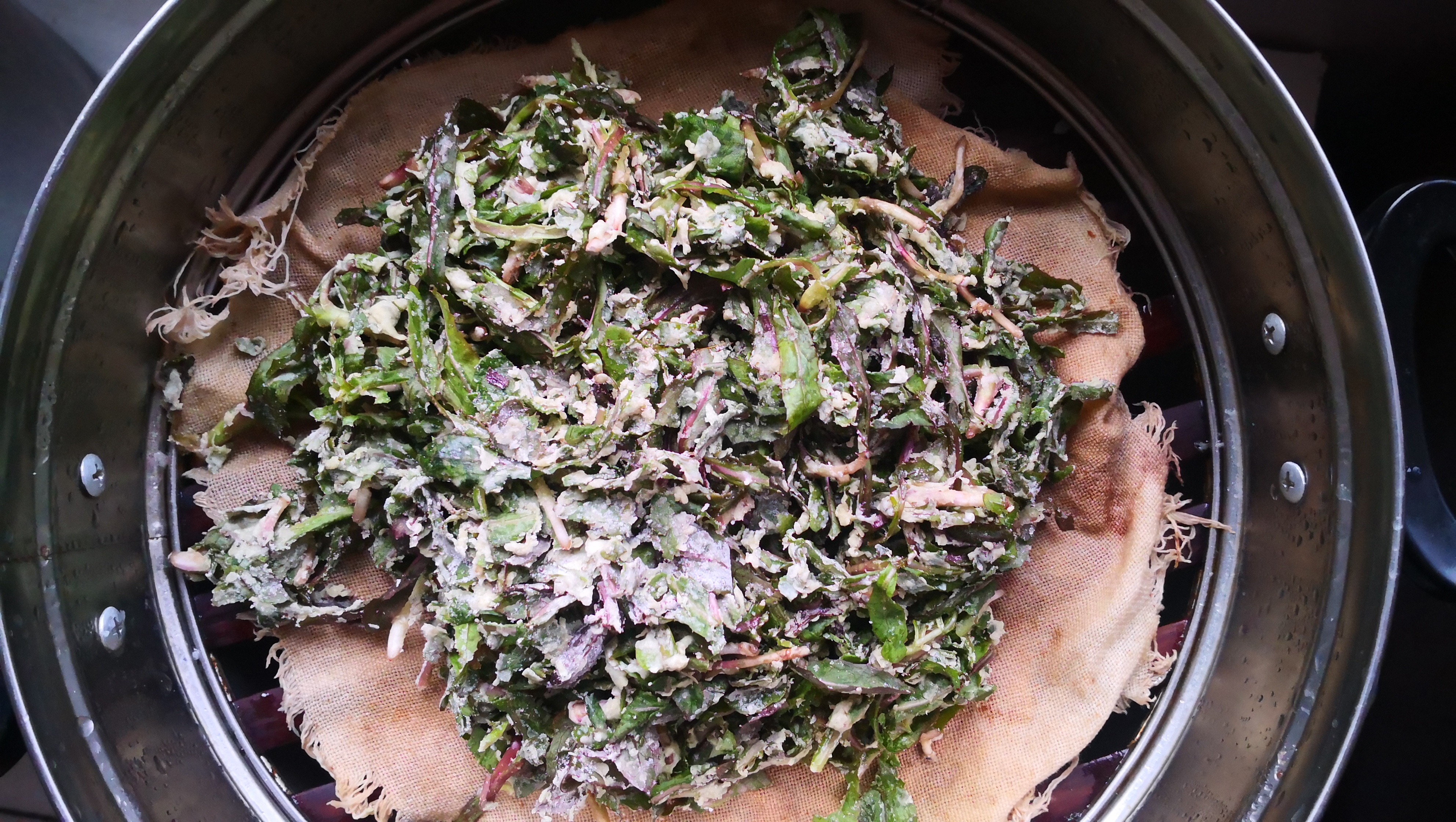 放入小碗中,再依次加入生抽,蚝油,食醋少许,食盐,白糖,用筷子搅搅匀