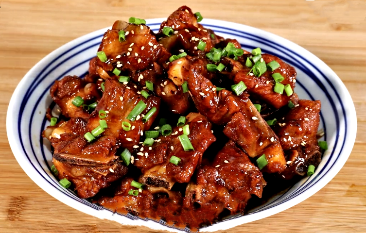 春天教你做糖醋排骨做法简单颜色红亮酸甜适口超下饭
