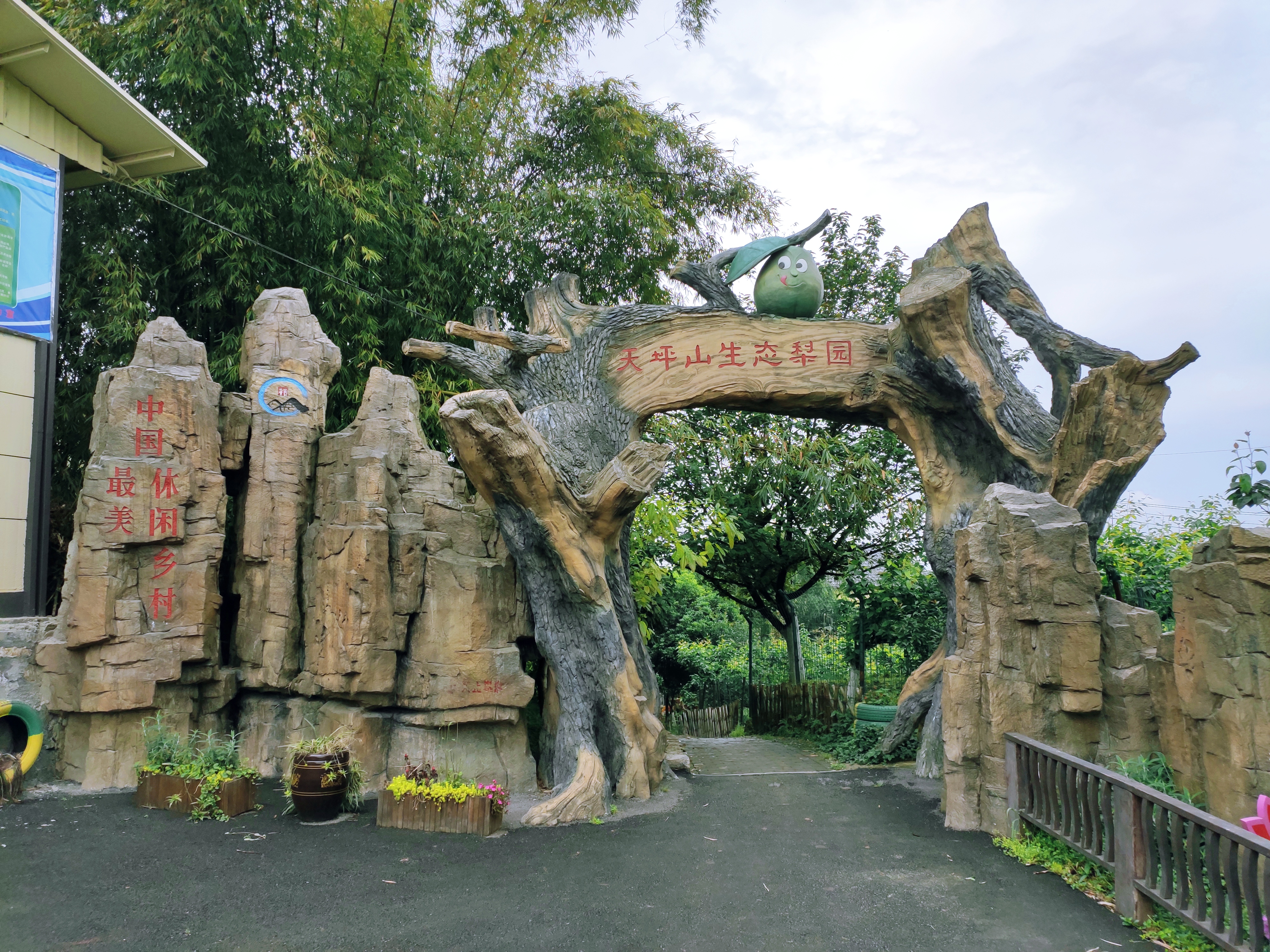 在二圣镇云林天乡风景区,一片明黄的花海中,几株粉黛作为点缀,满满都