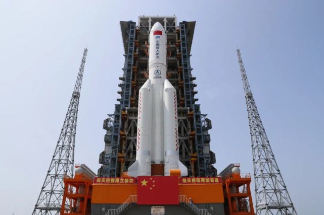 |中国空间站天和核心舱器箭组合体转运至发射区