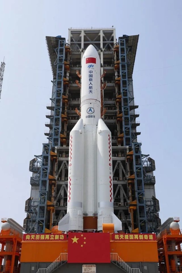 |中国空间站天和核心舱器箭组合体转运至发射区