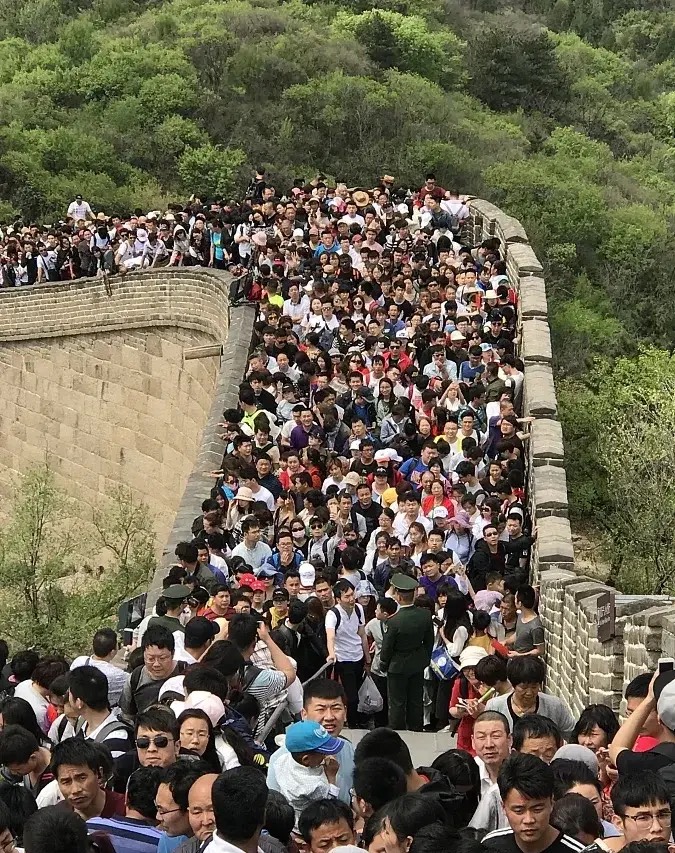 五一黄金周全国30个景区游客爆满大理古城规定游客错峰出游