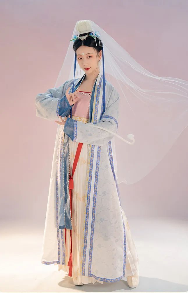 最长可至足踝部,与褙子瘦身窄袖的特征相对照,褙子的长度大多过膝,都