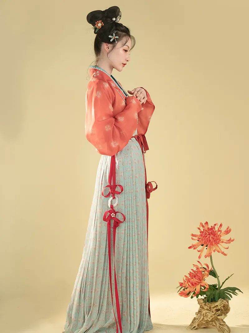 宋代女裙的长度,基本保持在裙摆极地又不拖地的水平,甚至更短.