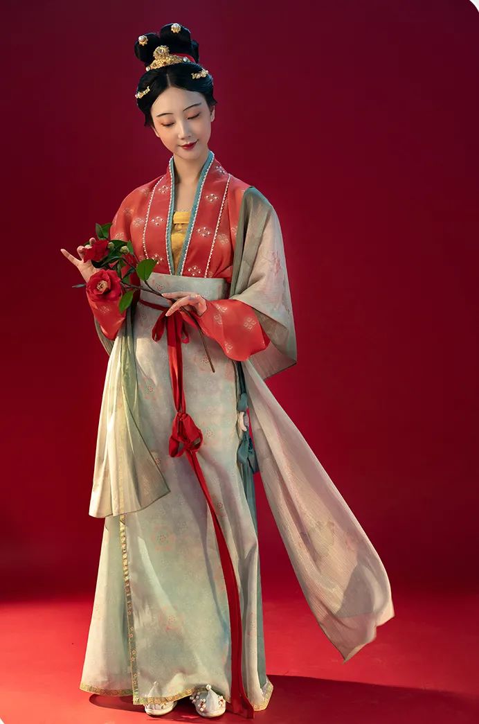 有意思的是,就在宋代的女裙款式发声革命性变动,长裙帔帛基本退出历史