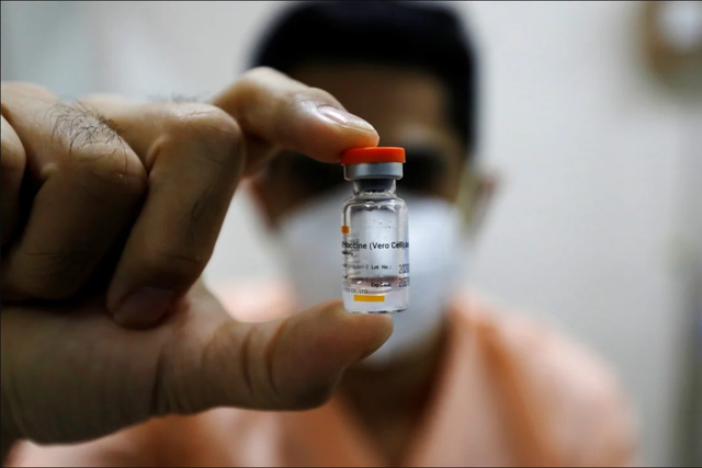 印尼一位医生展示科兴疫苗。图源：路透