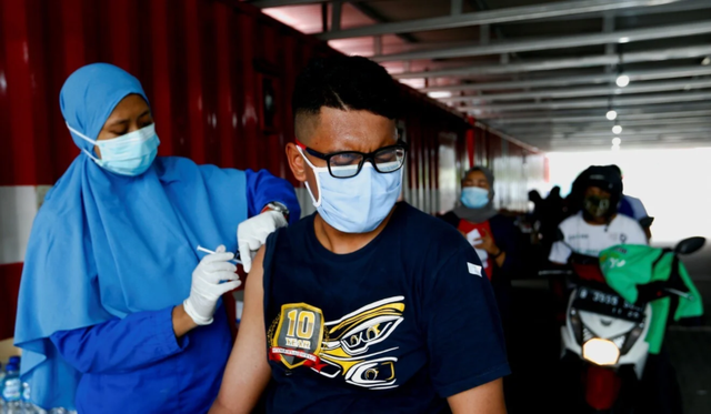摩托车司机在雅加达接种科兴疫苗