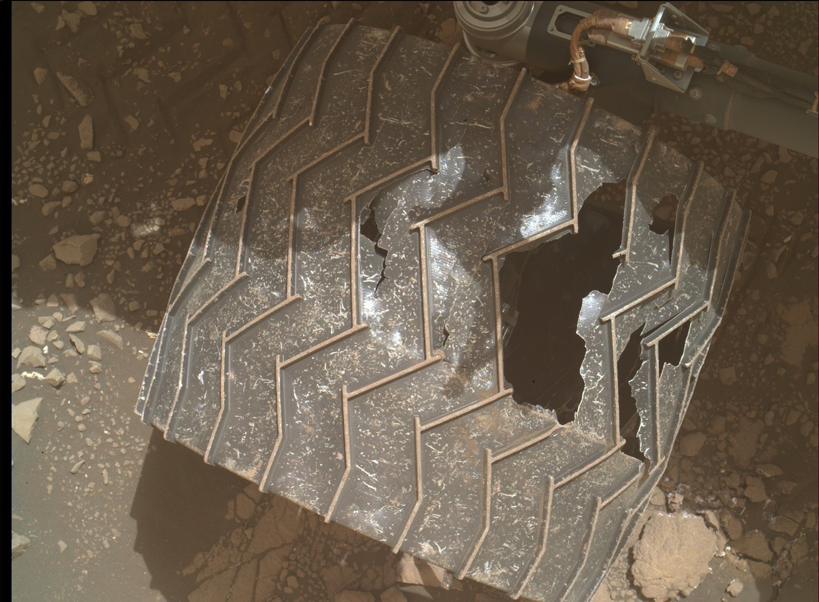 好奇号破损的轮子显示出火星表面“路况复杂”（图源：NASA）