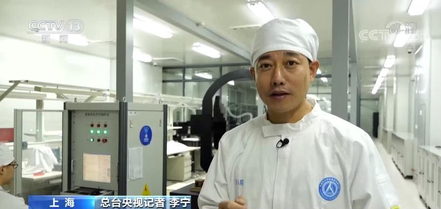 总台央视采访人员 李宁： 在天问一号奔火的过程中 ， 那么远的距离它是如何知道方向 ， 能够准确地前往火星 。 靠的其中有一套非常重要的系统 ， 就是安装在环绕器上的光学敏感器 。 
