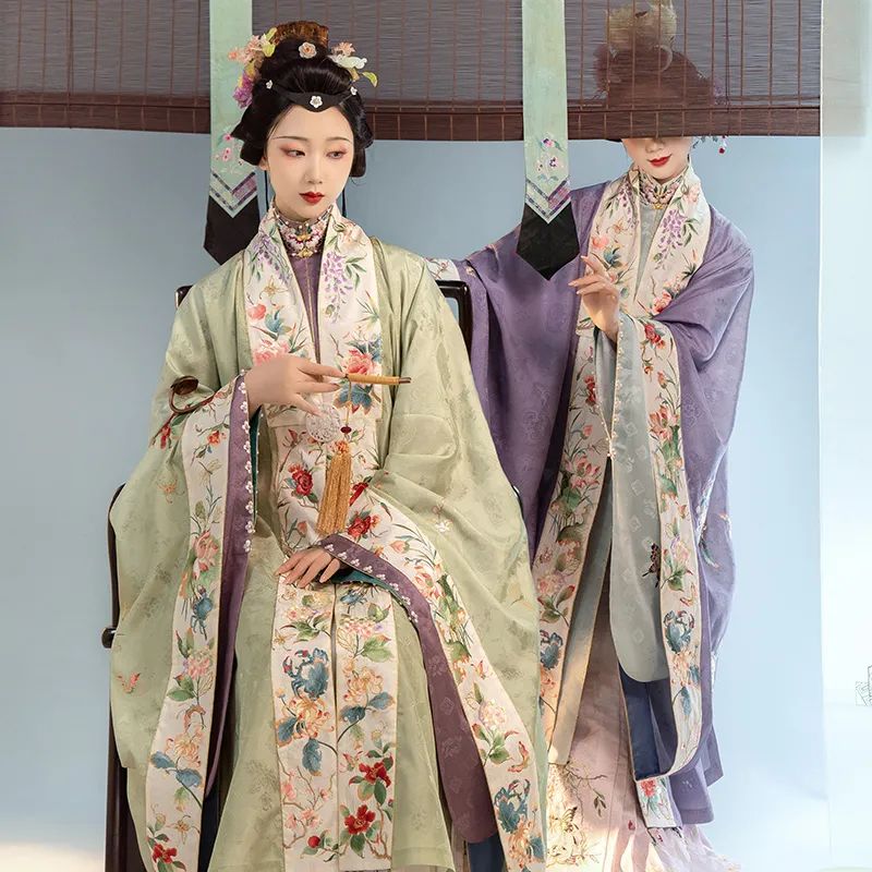 形制,发展出两种并行的衫子样式,并且还出现了"披风"这种新的服饰样式