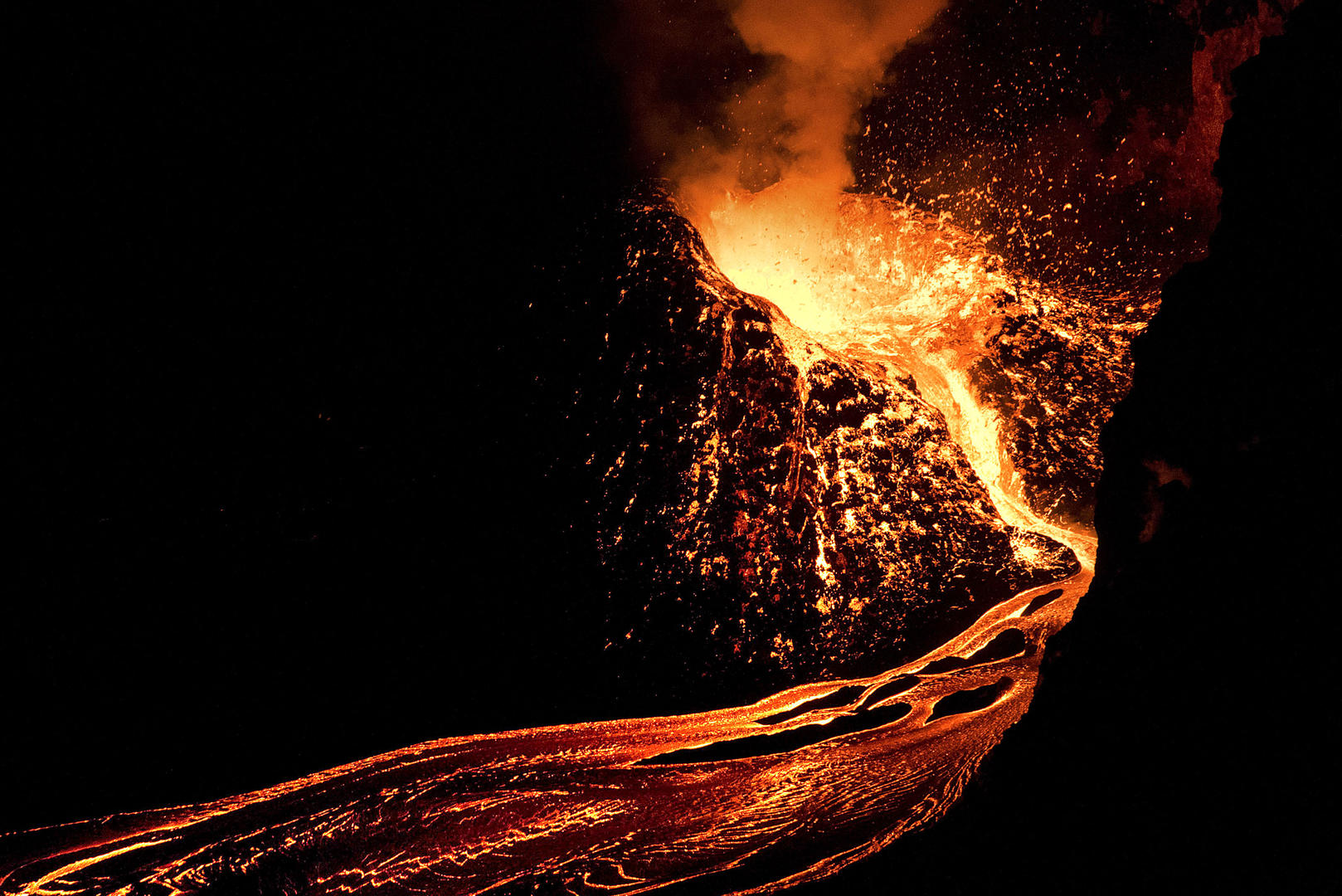 空气充满硫磺味民众连夜逃离沉寂近20年火山再喷发曾致数百人死亡