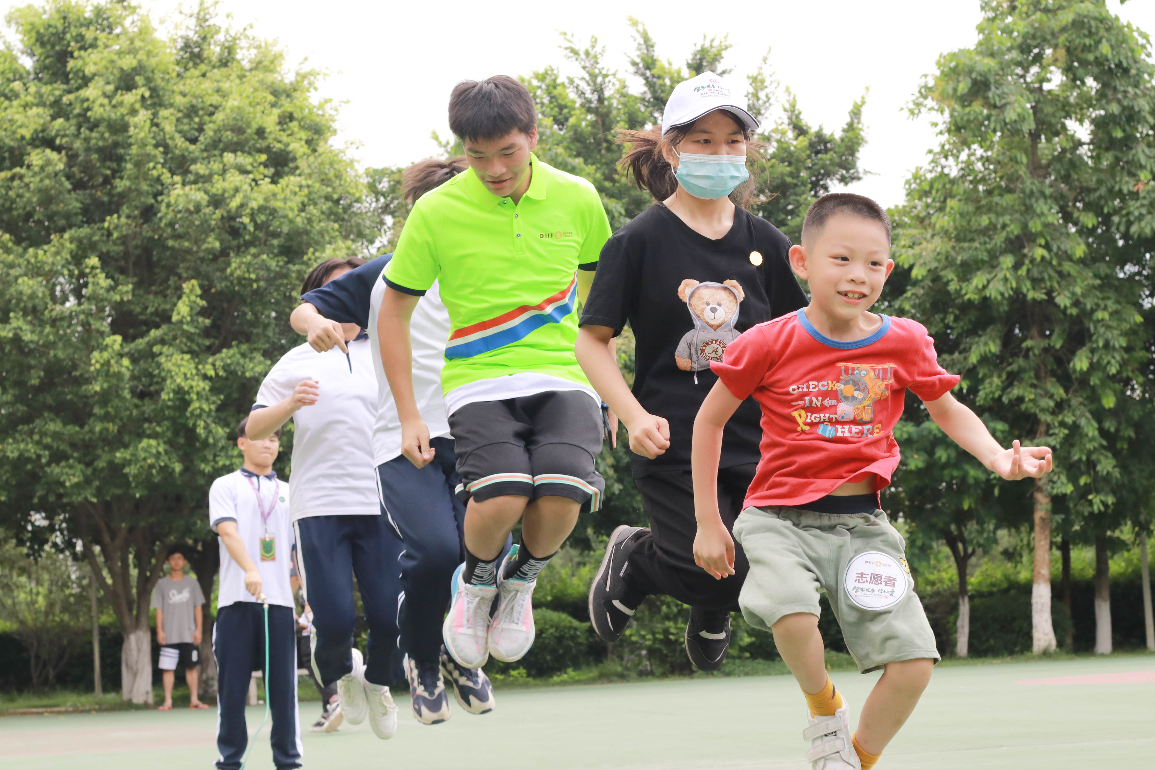 是广州市天河区华阳小学,广州市花都区第五小学,广东广雅中学花都校区