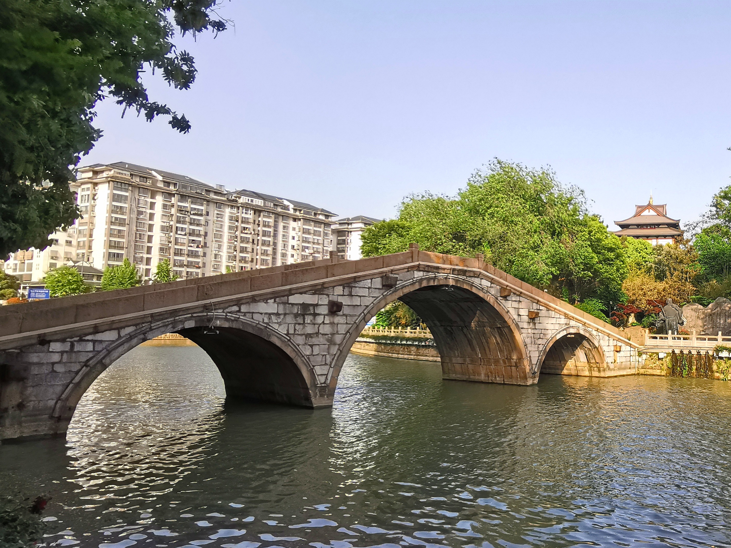 中国大运河东坡公园里有座舣舟亭,是常州人民为了纪念苏东坡来常州后