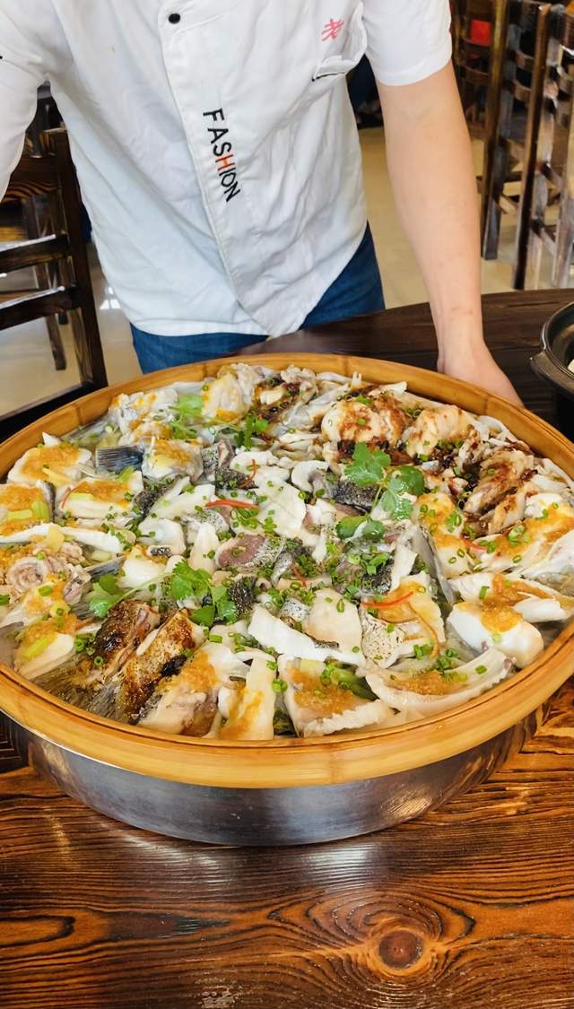 人均40顺德陈村较为少见的粤菜餐厅一道筲箕大盘鱼真美味