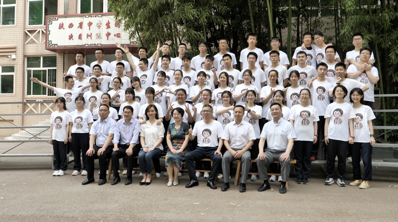 高三身穿老师卡通头像t恤拍毕业照老师感动3年没白带