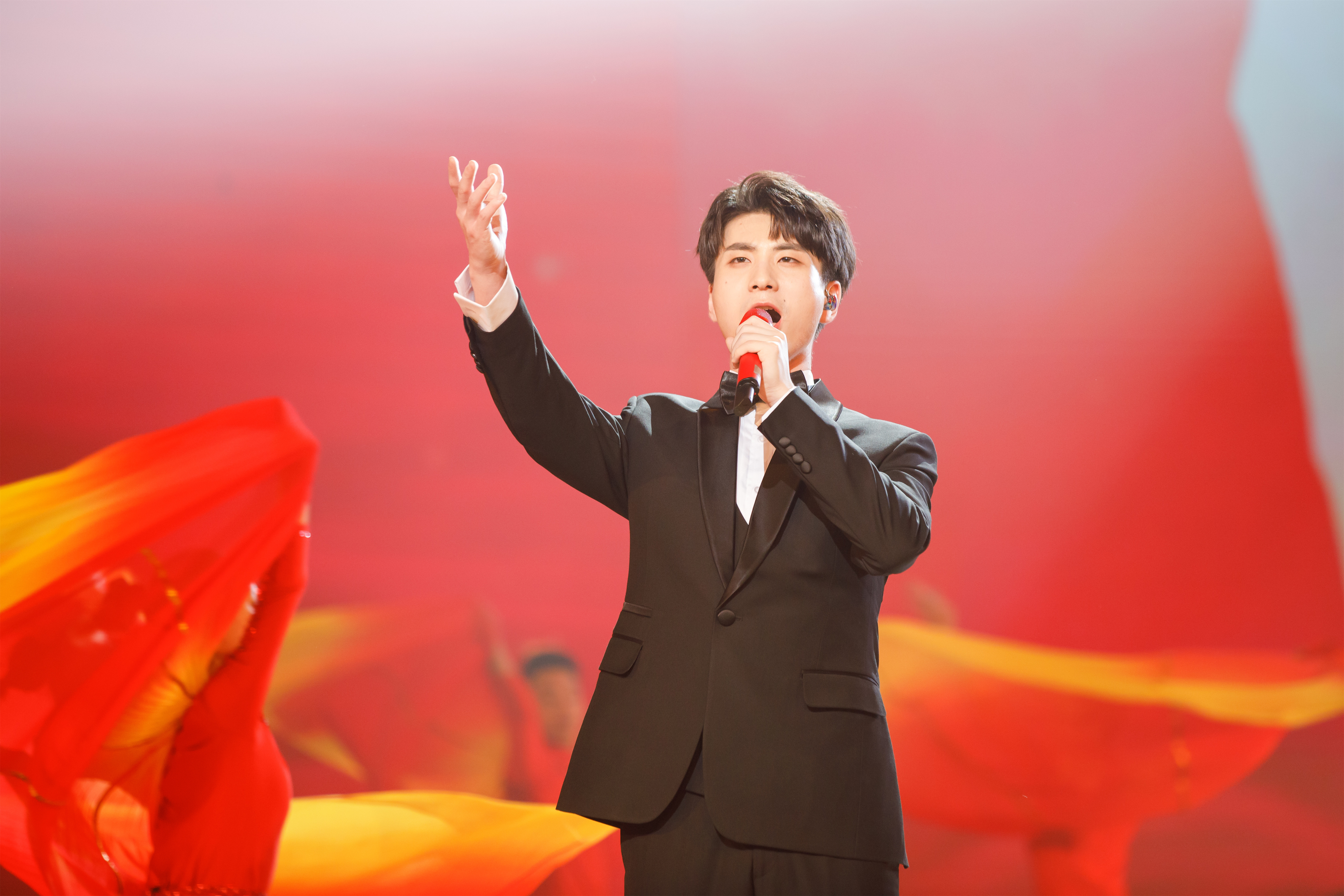 深情演绎歌唱祖国蔡程昱每次演唱这首歌都会心潮澎湃