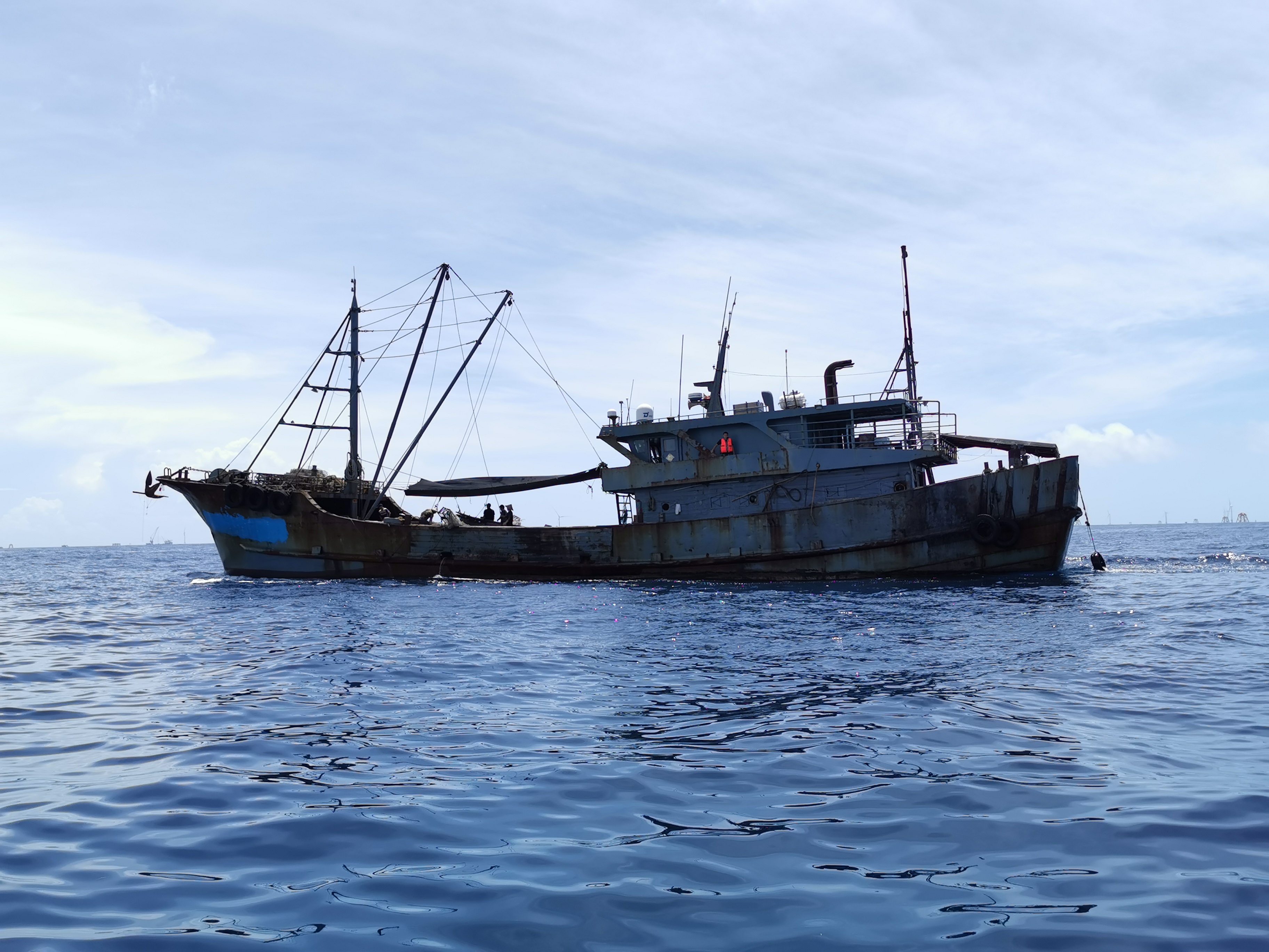 5月24日10时许,阳西工作站接群众报警,称有渔船正在进行非法捕捞作业