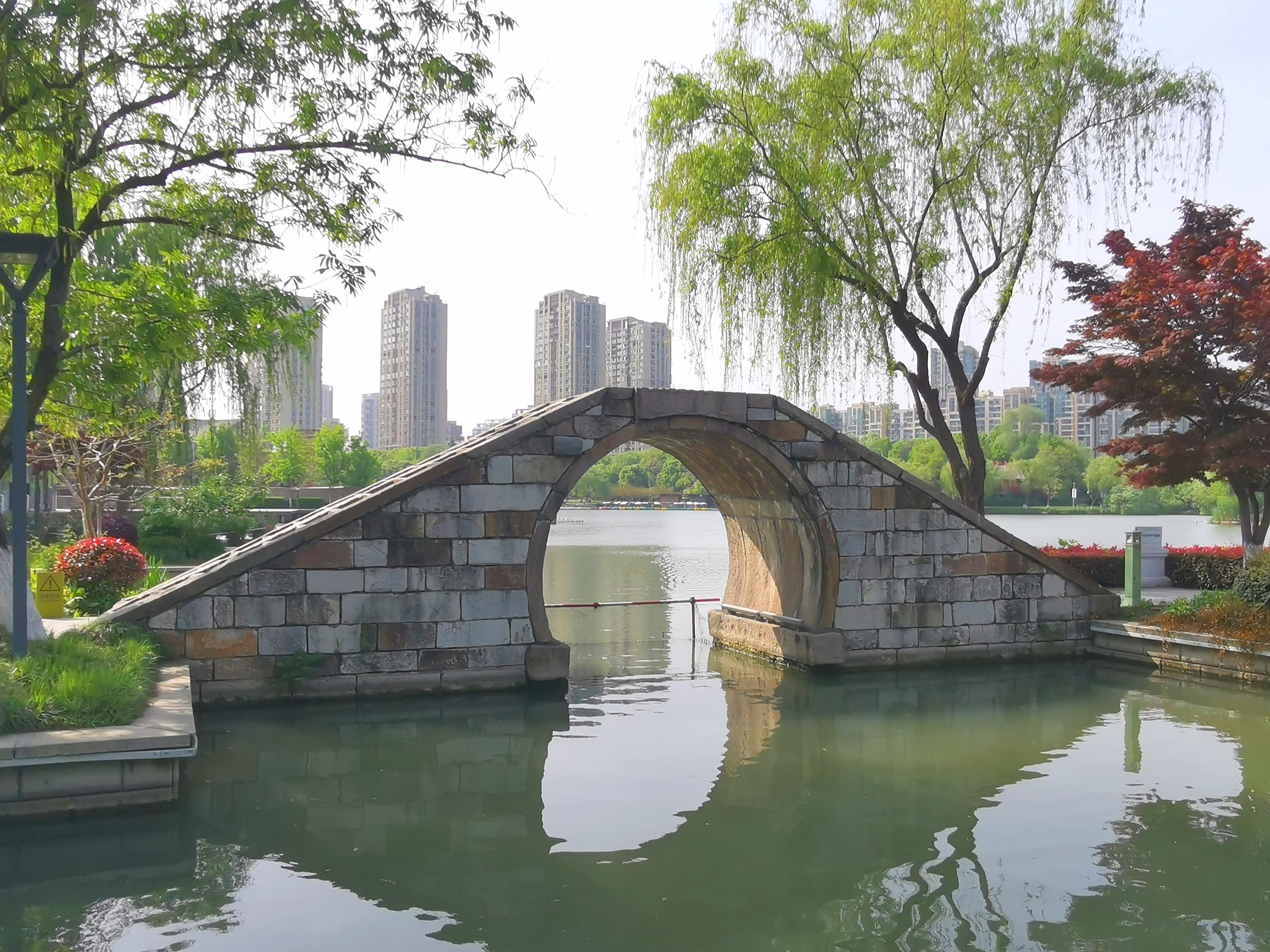 园内湖景如果要推荐的话,陌陌还是比较倾向于红梅公园.