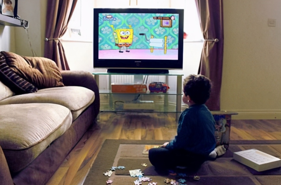 对看电视的时间进行限制,我们一般建议幼儿园的孩每天不超过20分钟,小