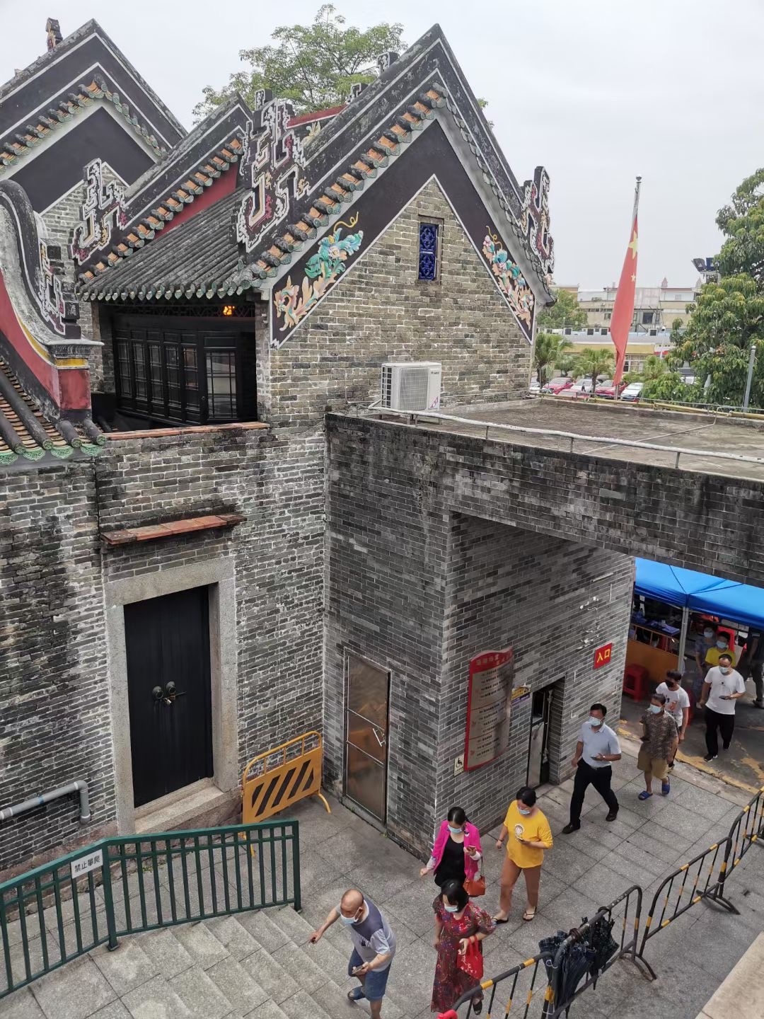 在番禺英东体育场,市桥街设置了全街最大的核酸检测点,预计检测5.