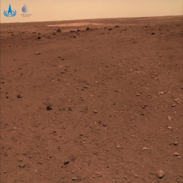 火星探测|“祝融号”从火星发来自拍照！网友：萌得咧