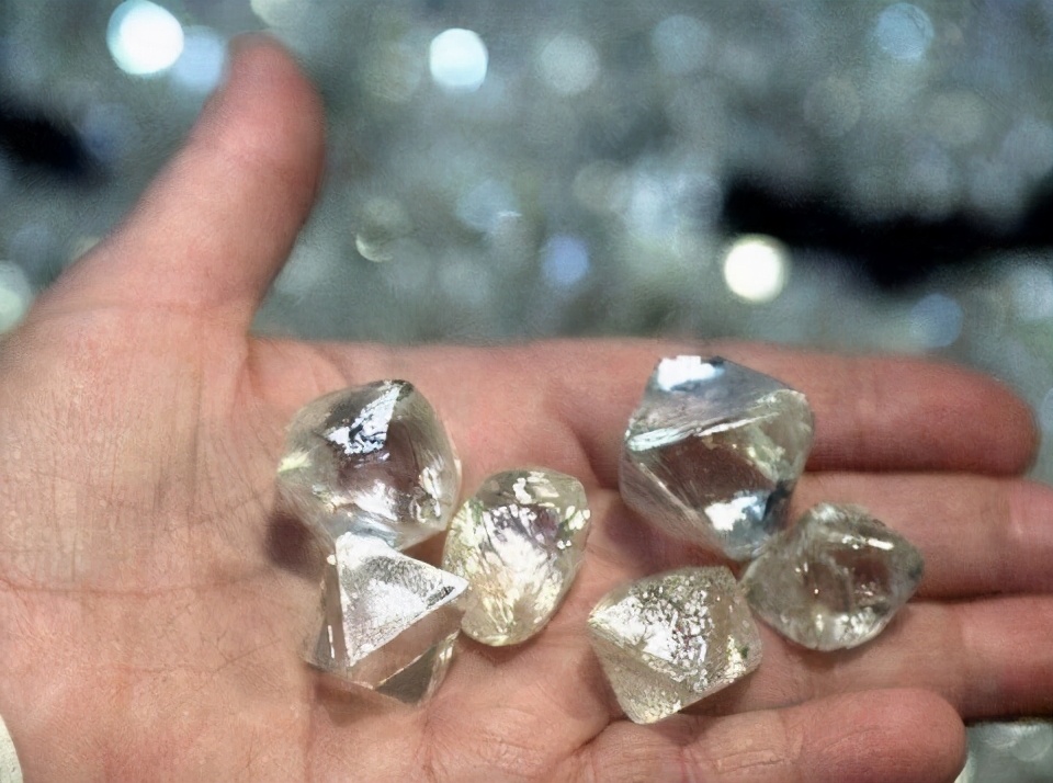 钻石|物以稀为贵，10000亿克拉钻石坑被发现，为何钻石仍旧昂贵？