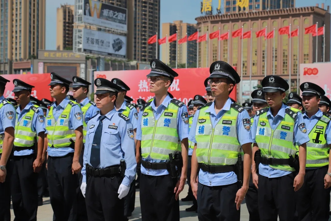 誓师大会上,叶可阳镇长对庆祝建党100周年安保维稳工作作动员部署.