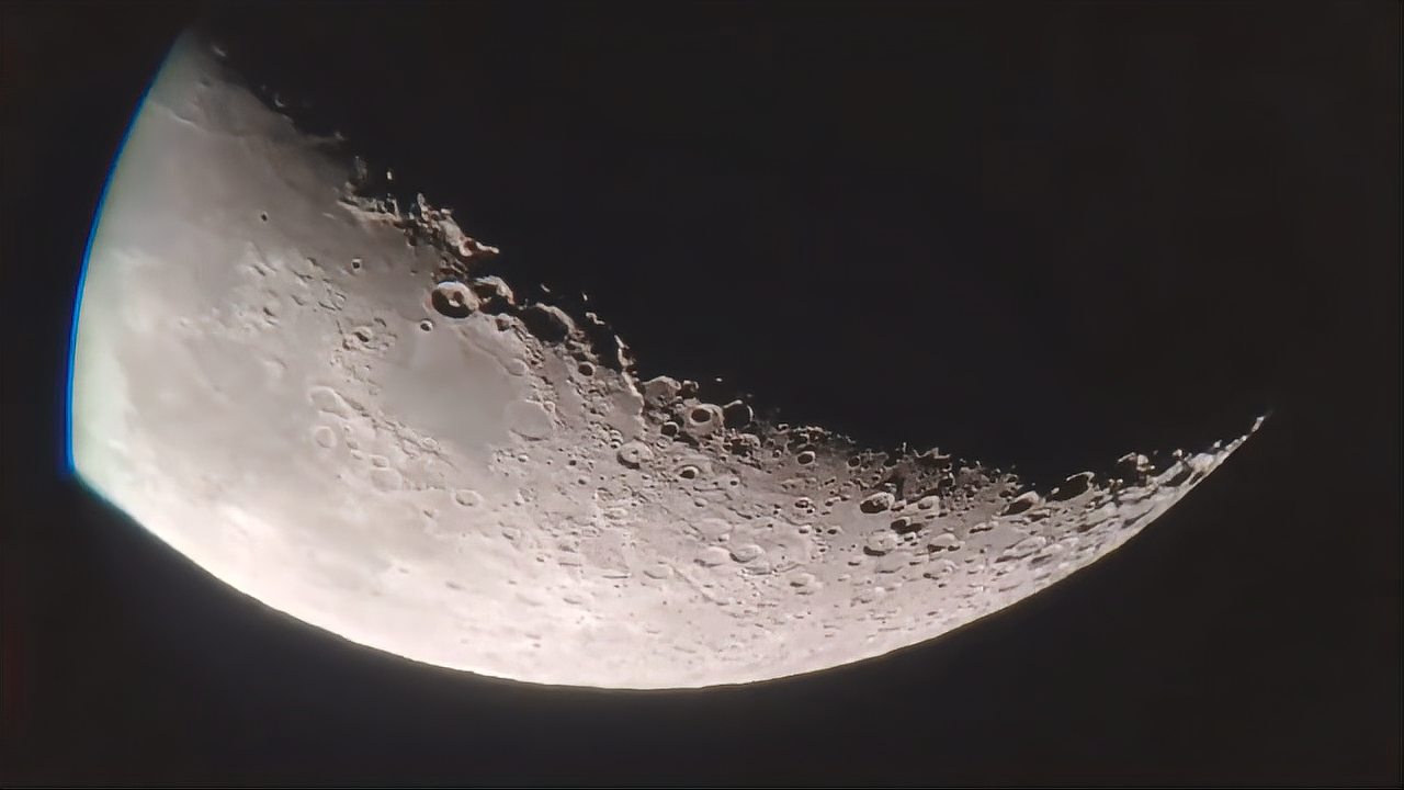 壮观这就是望远镜所看到的月球陨石坑清晰可见