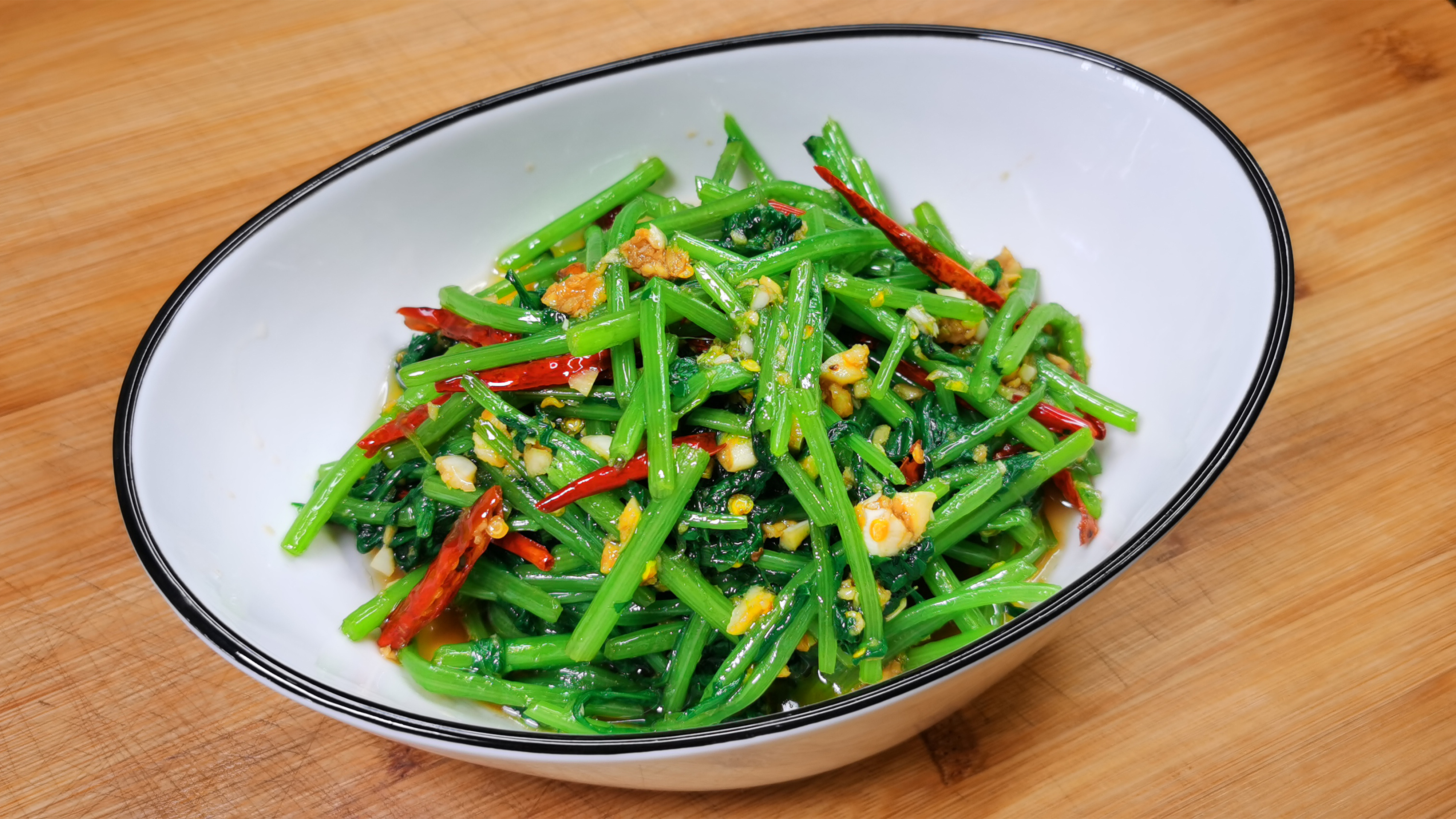 茼蒿又称皇帝菜买一把做成凉菜清淡爽口鲜香开胃