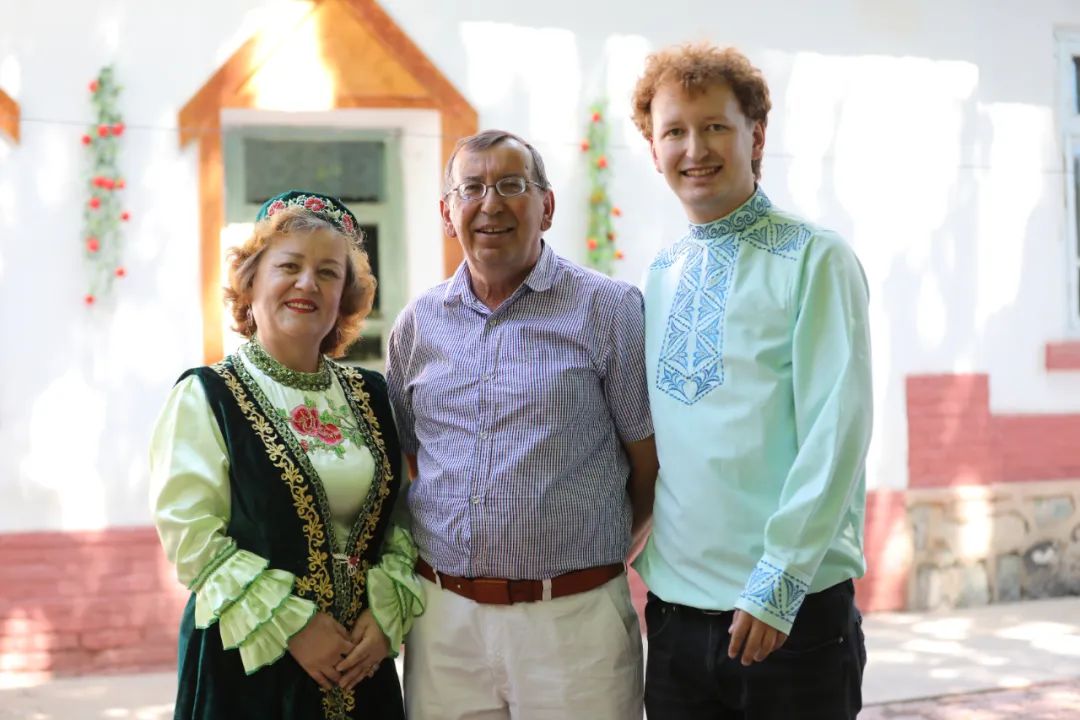 塔城市塔塔尔族文化协会会长再屯娜·卡里穆瓦与丈夫热发提·卡利穆夫