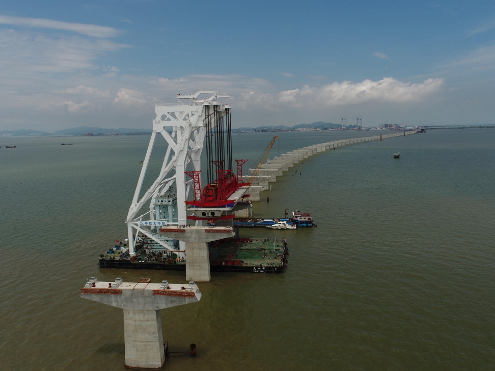 深中通道海上首片混凝土箱梁架设成功