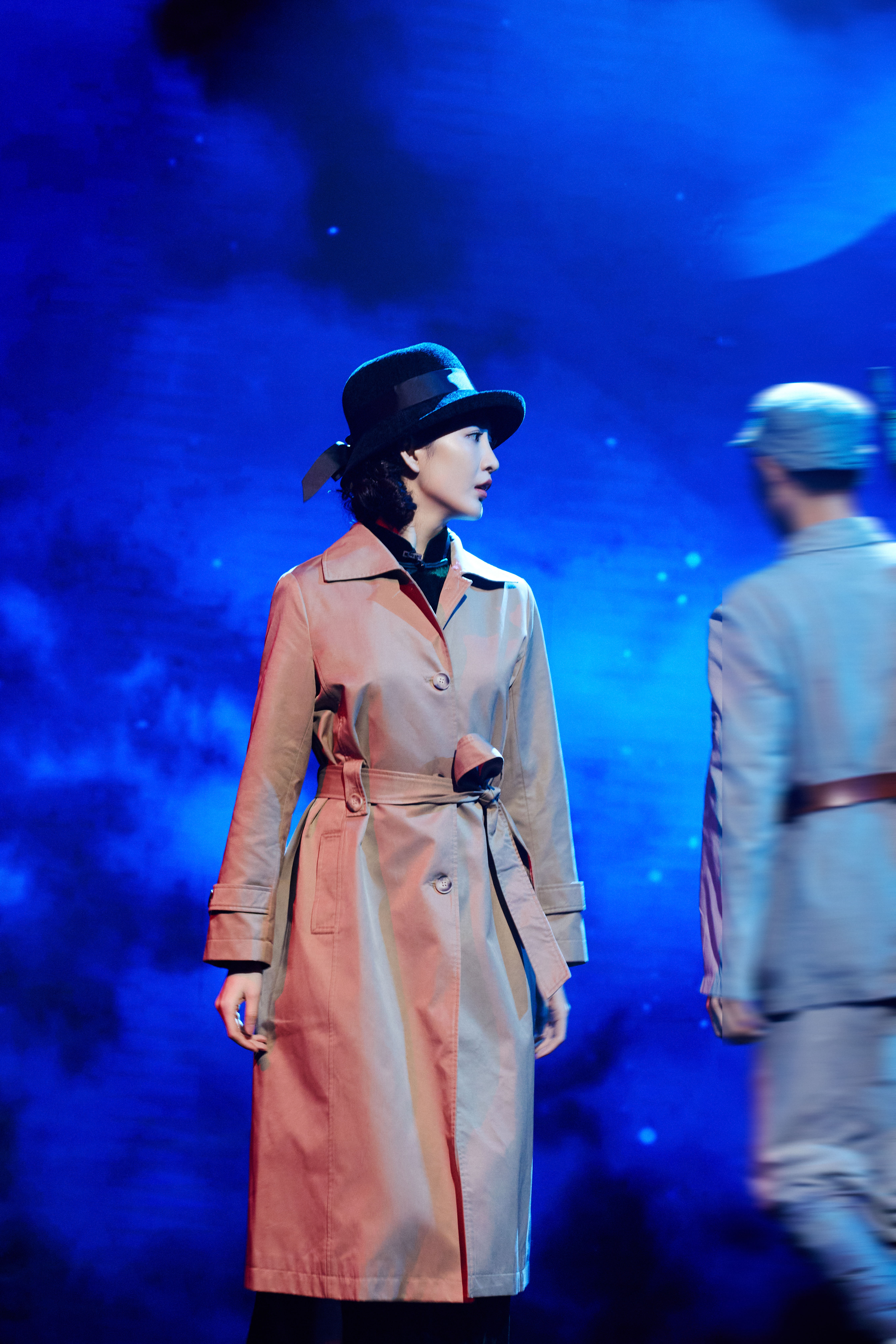 演员韩雪饰演三个年龄段的赵一曼,在舞台上"超时空"相聚,讲述一个巾帼