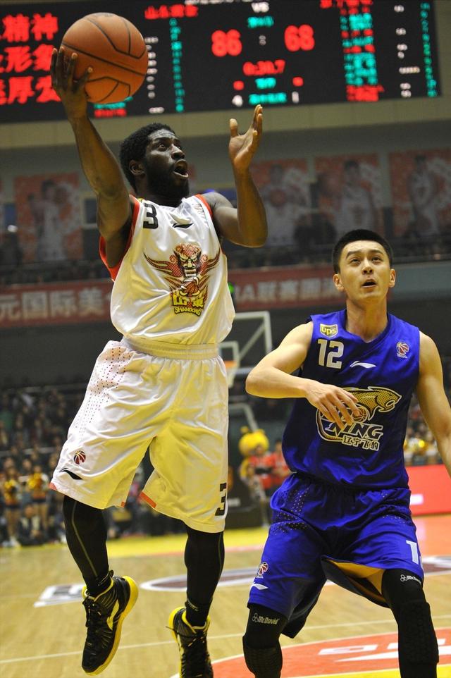 杰特老照片山东篮球功勋外援效力球队4年首赛季就打进总决赛