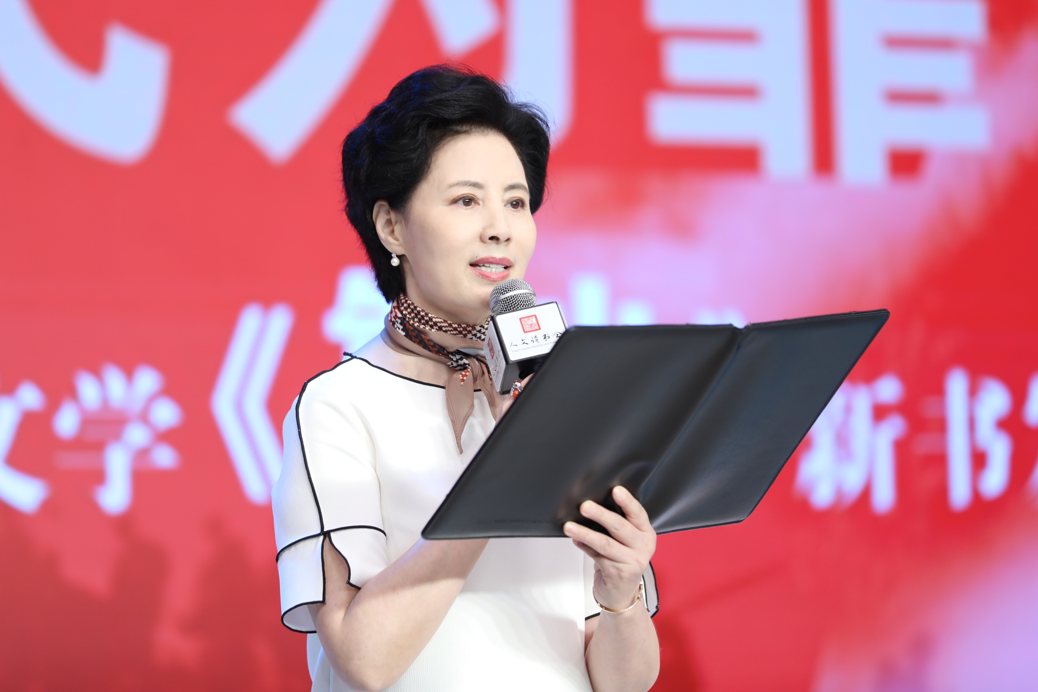 海军文工团主持人于紫菲朗诵北京小记者团师生朗诵活动中,国家一级