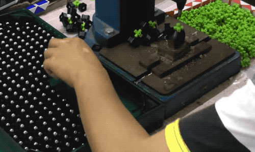 科技|让大家失望了，魔方的制作真就是靠手工硬怼……