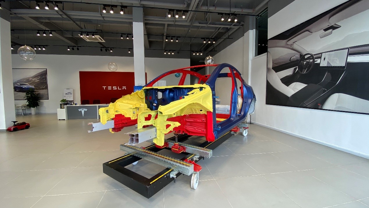 在t-talk现场,特斯拉展出了model y白车身,被动安全设计的细节更清晰