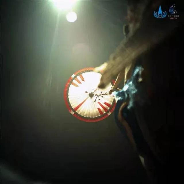 降落伞|国家航天局发布最新火星影像：“祝融号”近距离“看”降落伞与背罩