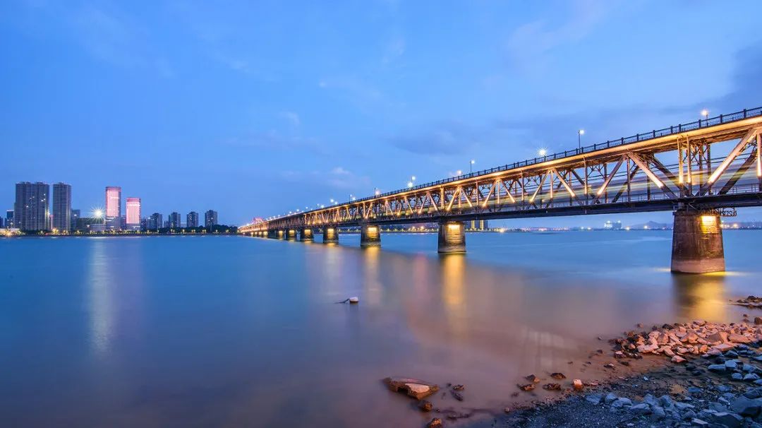 见证历史航向未来跨越钱塘江的十座桥梁连接起一个新时代