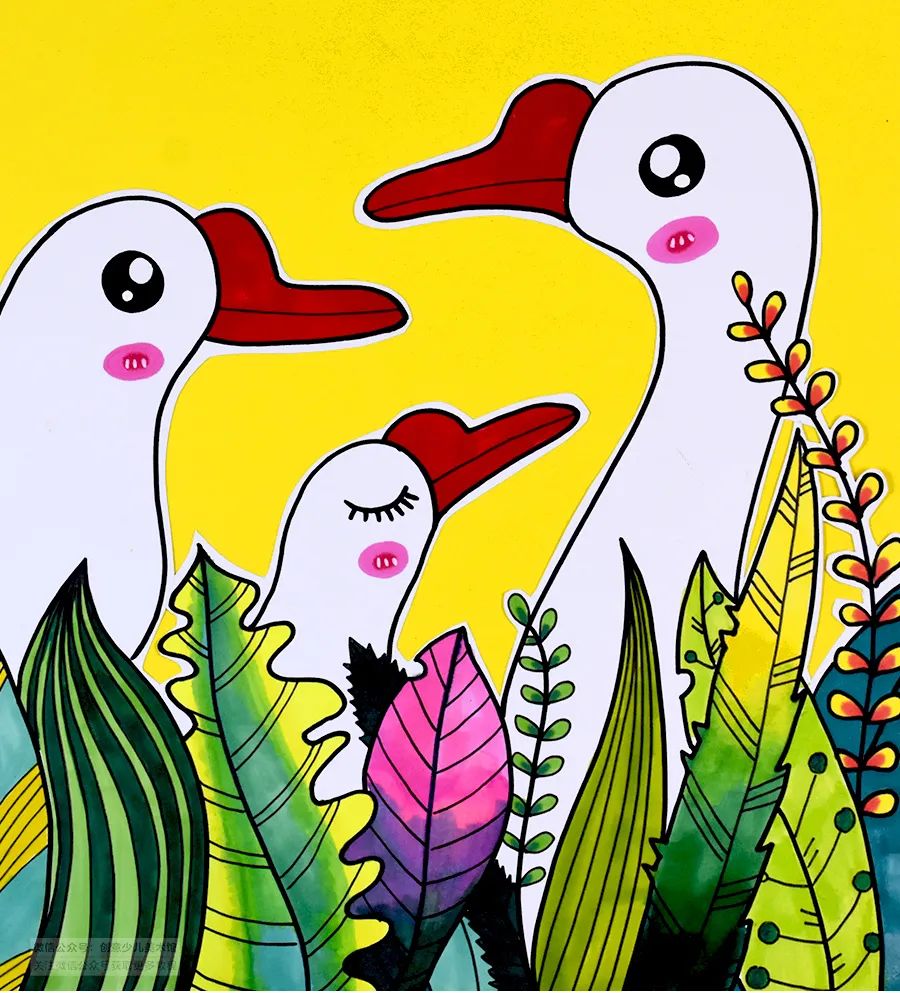 图案粘贴在黄色的卡纸上形成鲜明的色块衬托课后点评在今天的美术课程