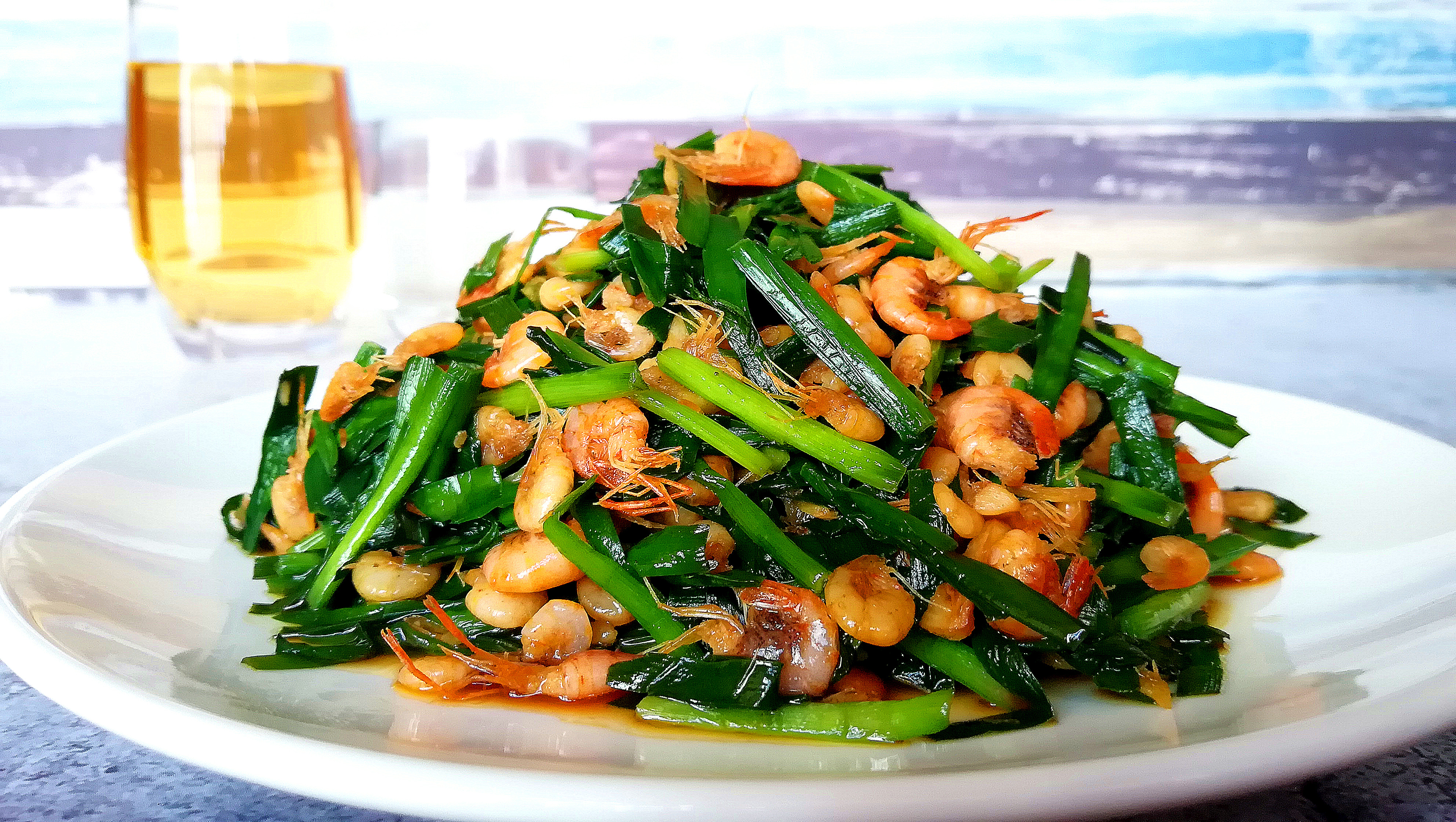 首先食材准备:主要食材:河虾500克,韭菜1把主要调料:干辣椒,鸡精,盐