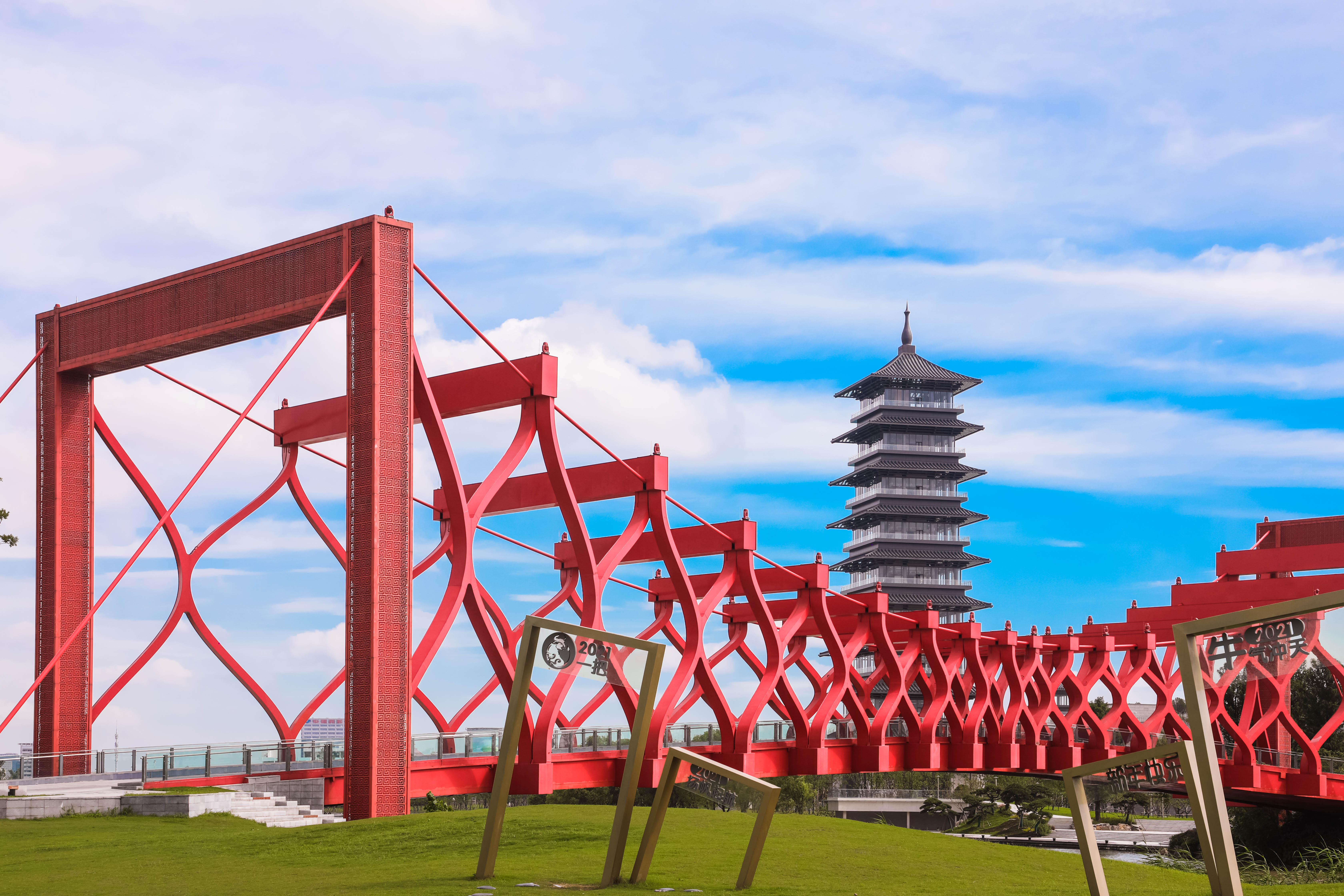 他的设计灵感来源于中国的非物质文化遗产——扬州的剪纸艺术,桥身
