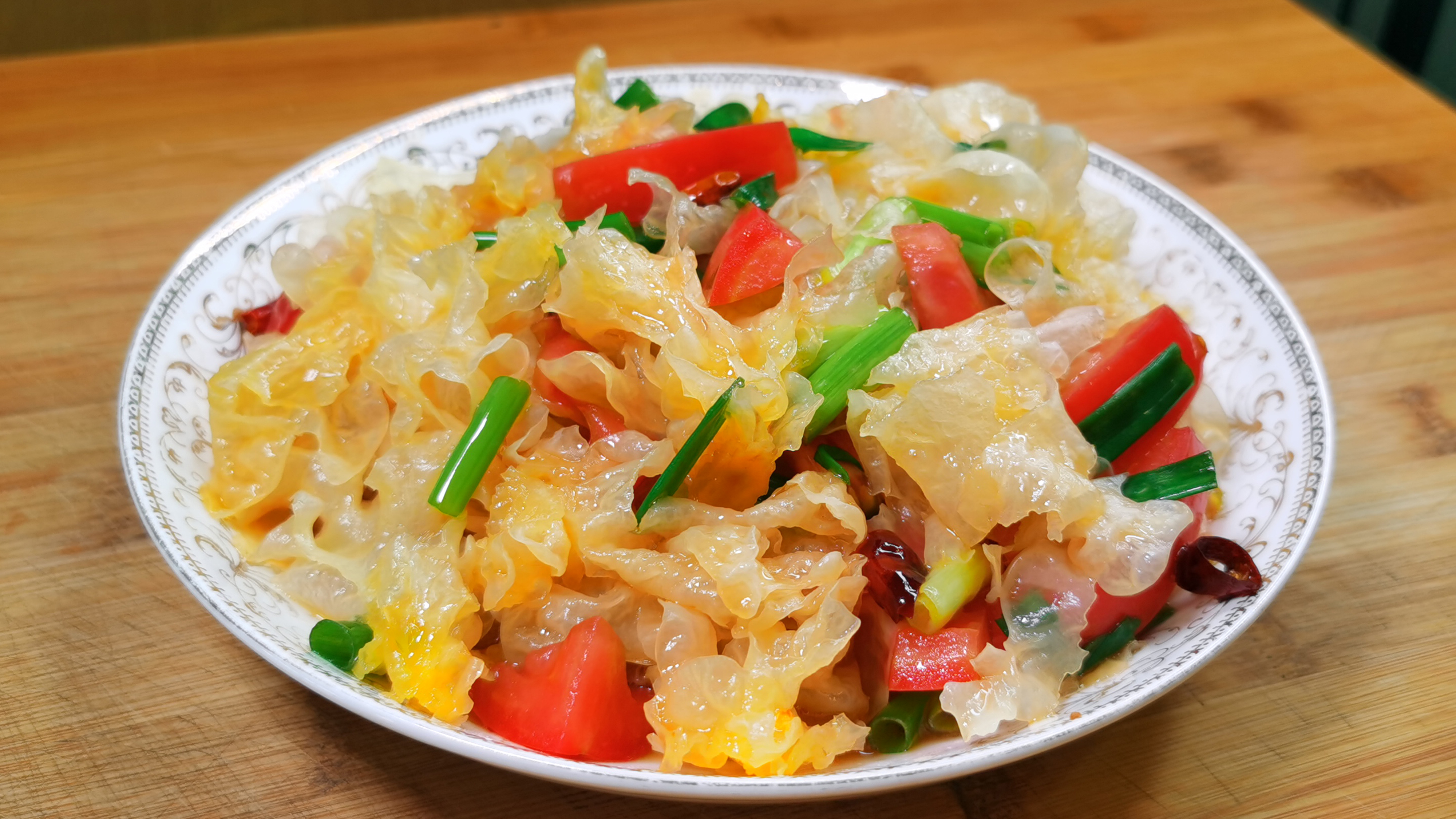 银耳除了煲汤外,做成凉拌菜和炒菜一样好吃,今天舒晨带来一道"凉拌