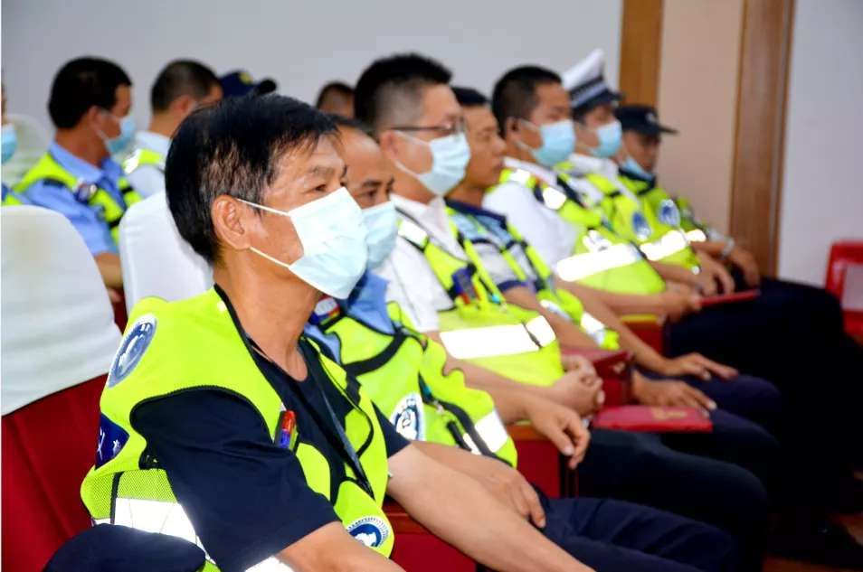 洪梅公安分局政委尹柱森对2021年上半年洪梅镇东莞义警工作进行了