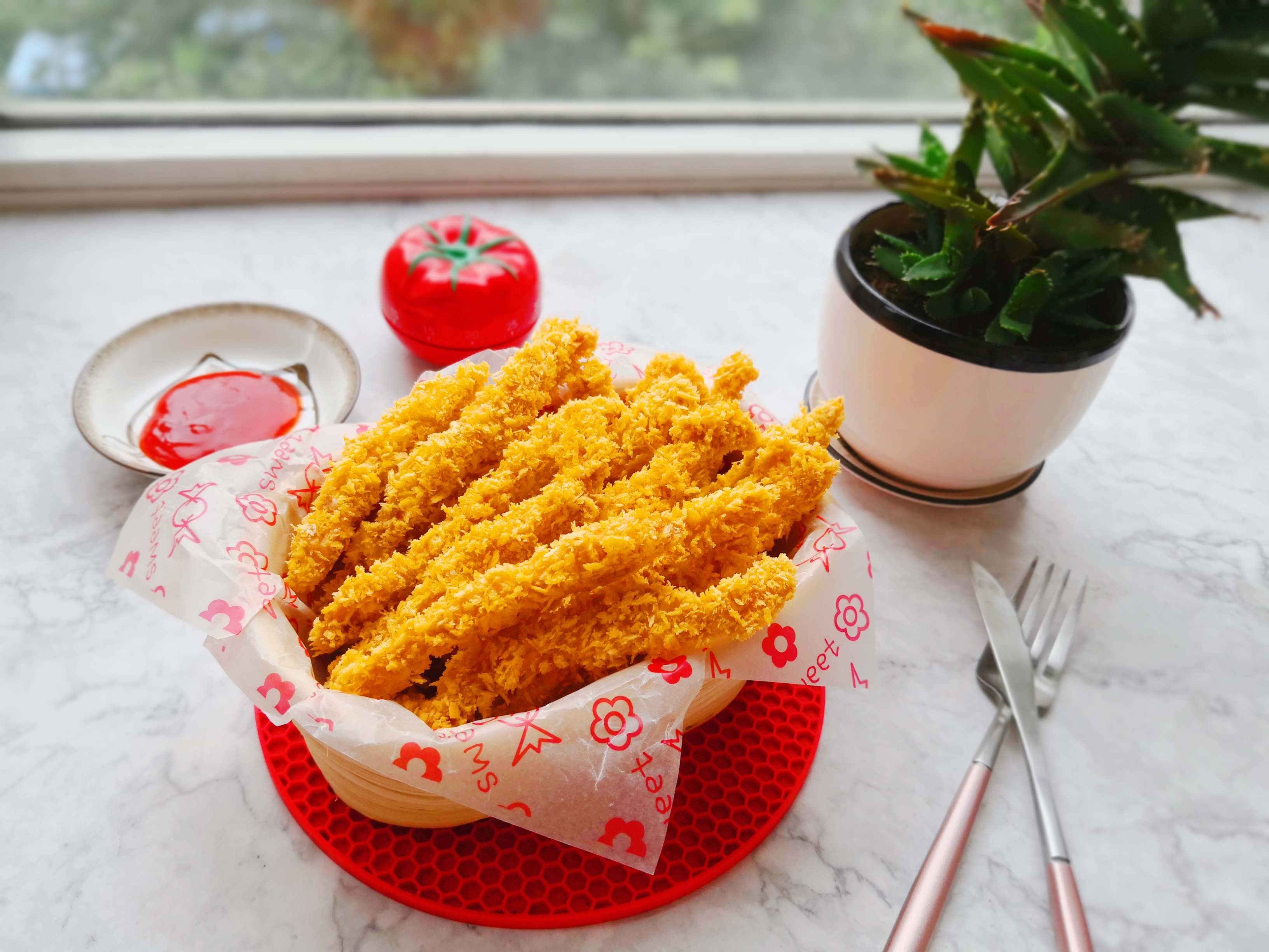 脂肪含量太高,总吃是不宜健康,所以今天来做一道无油又香脆的炸鸡柳