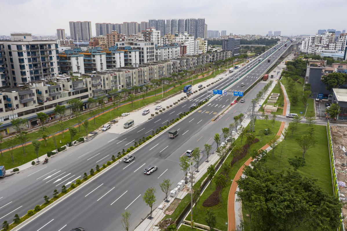 自去年7月广州市白云区龙归街成立以来,龙归街将105国道沿线环境综合